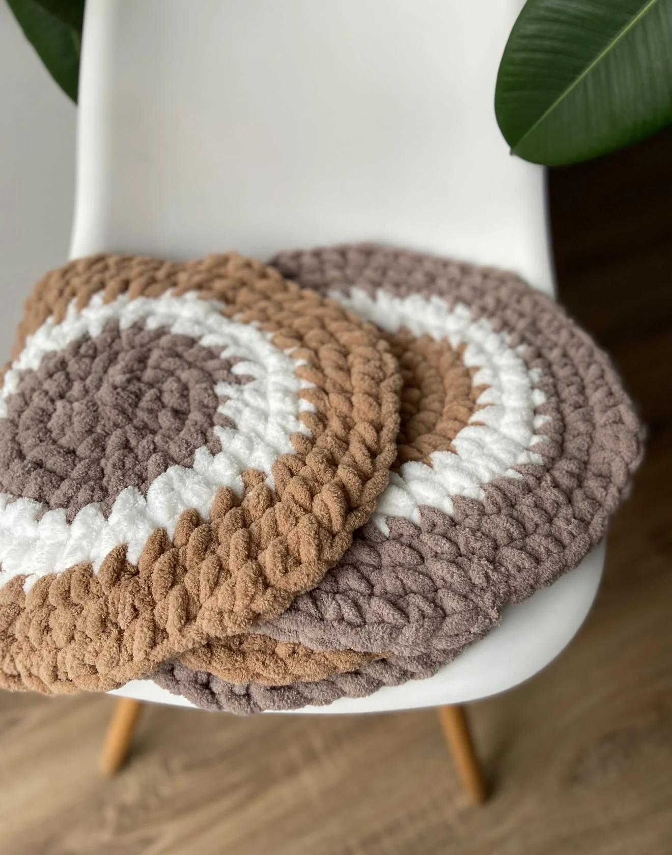 Layered round knitted designs in taupe, white and camel