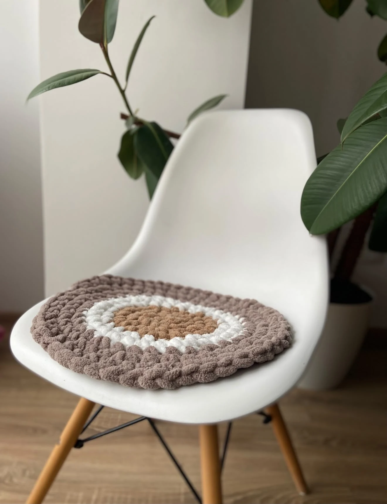Round taupe, white and camel knitted design on a chair